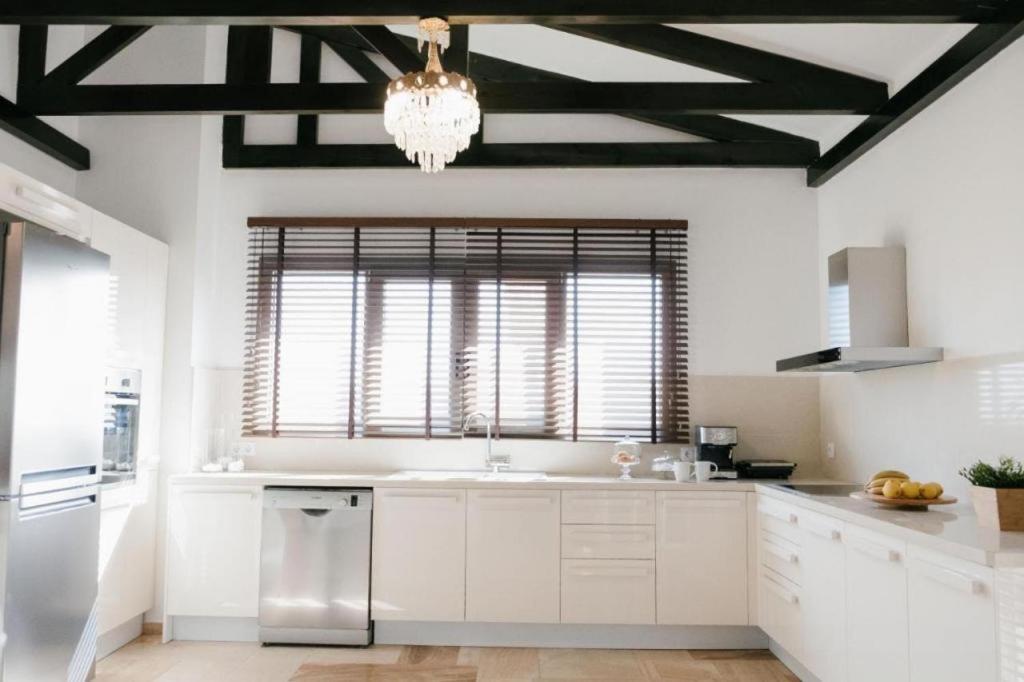 Marble Luxury Suites Karteros Ngoại thất bức ảnh